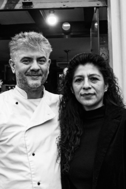 Los dueños de Maramaia en la puerta del restaurante