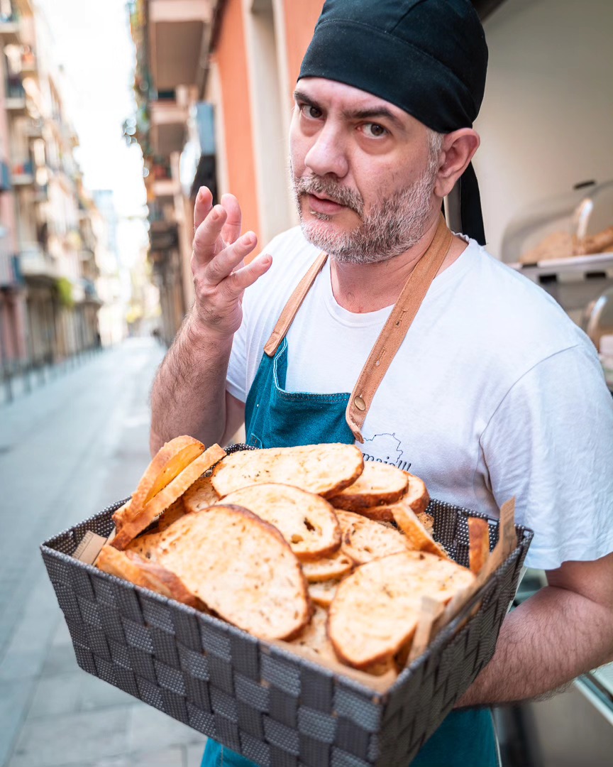 Los dueños de Maramaia en la puerta del restaurante